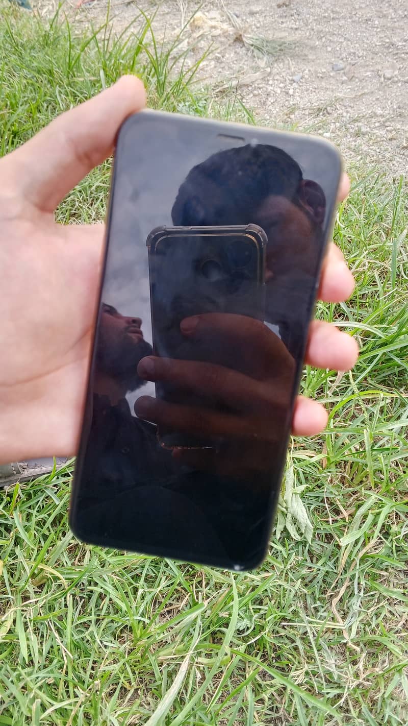 Apple iPhone XS Max 4