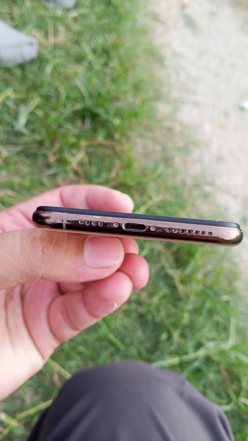 Apple iPhone XS Max 5