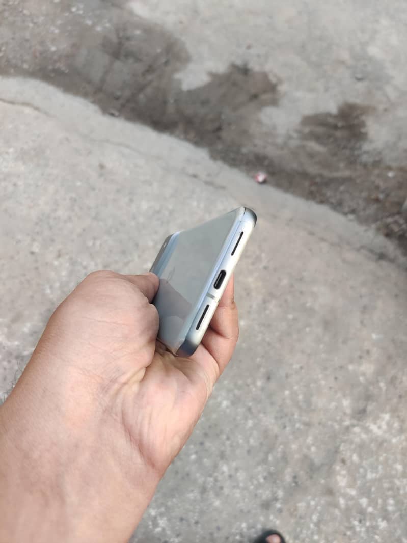 Google Pixel 8 4