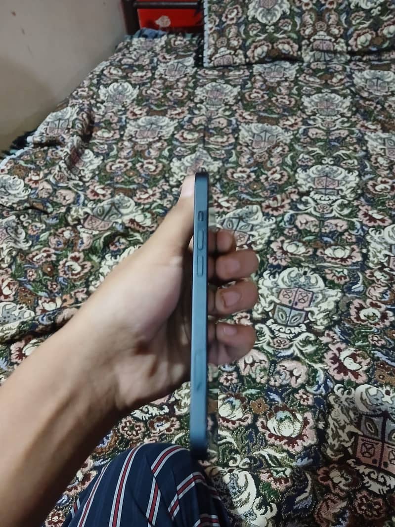 Apple iPhone 13 2