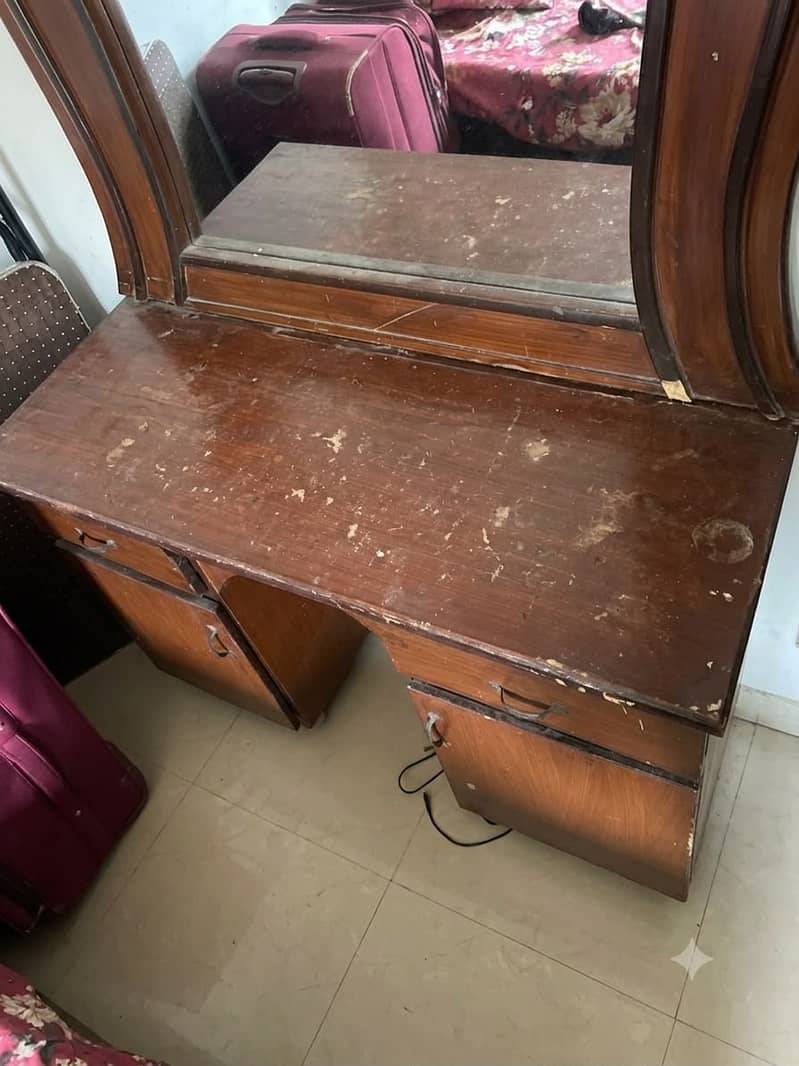 Bed with dressing table & chairs 3