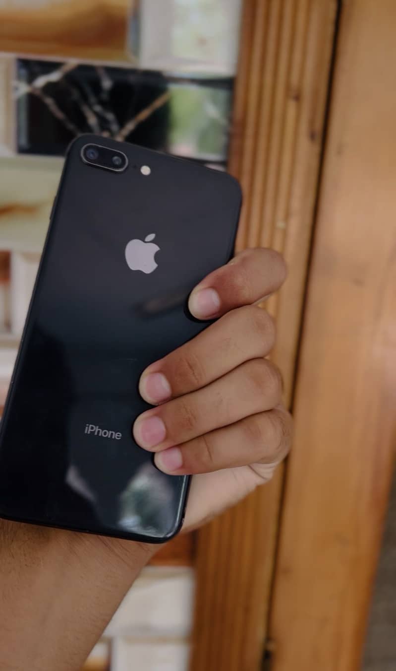 Apple iPhone 8 Plus 1