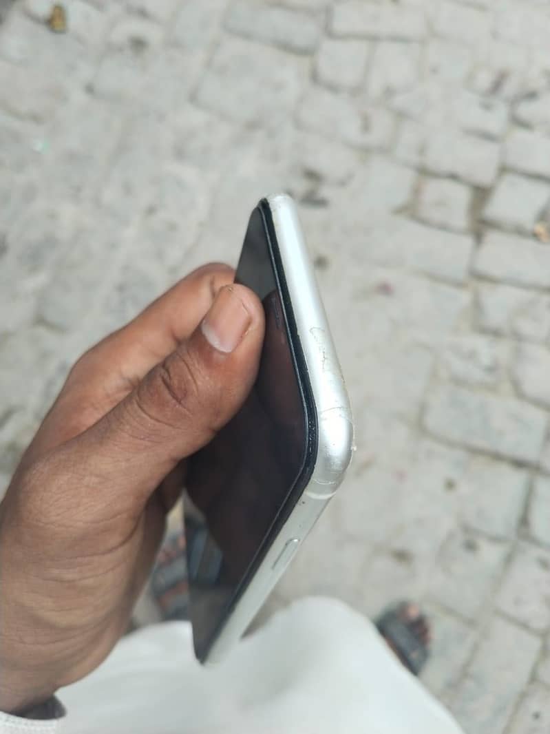Apple iPhone 11 4