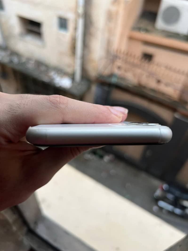 Apple iPhone 11 4