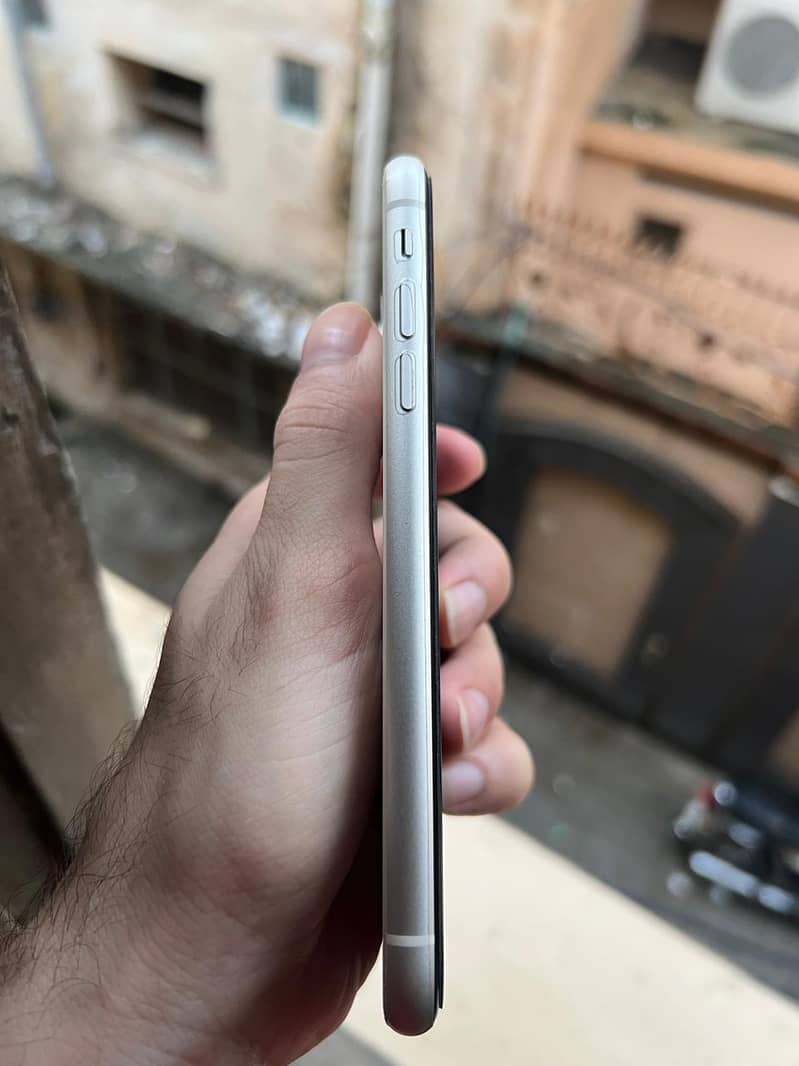 Apple iPhone 11 7