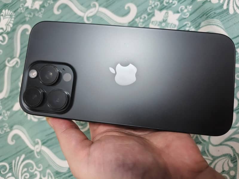 iPhone 16 Pro Max 1