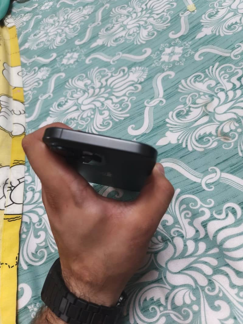 iPhone 16 Pro Max 5