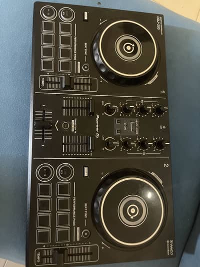 Pioneer DDJ-200 Smart DJ Controller with cable and headphones connectr