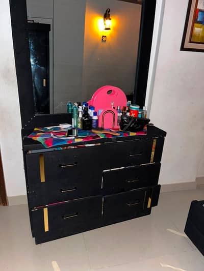 bed. side tables. dressing table used