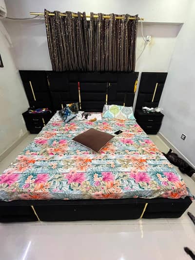 bed. side tables. dressing table used