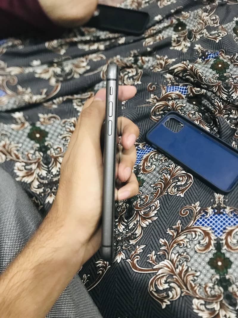 iPhone 11 3