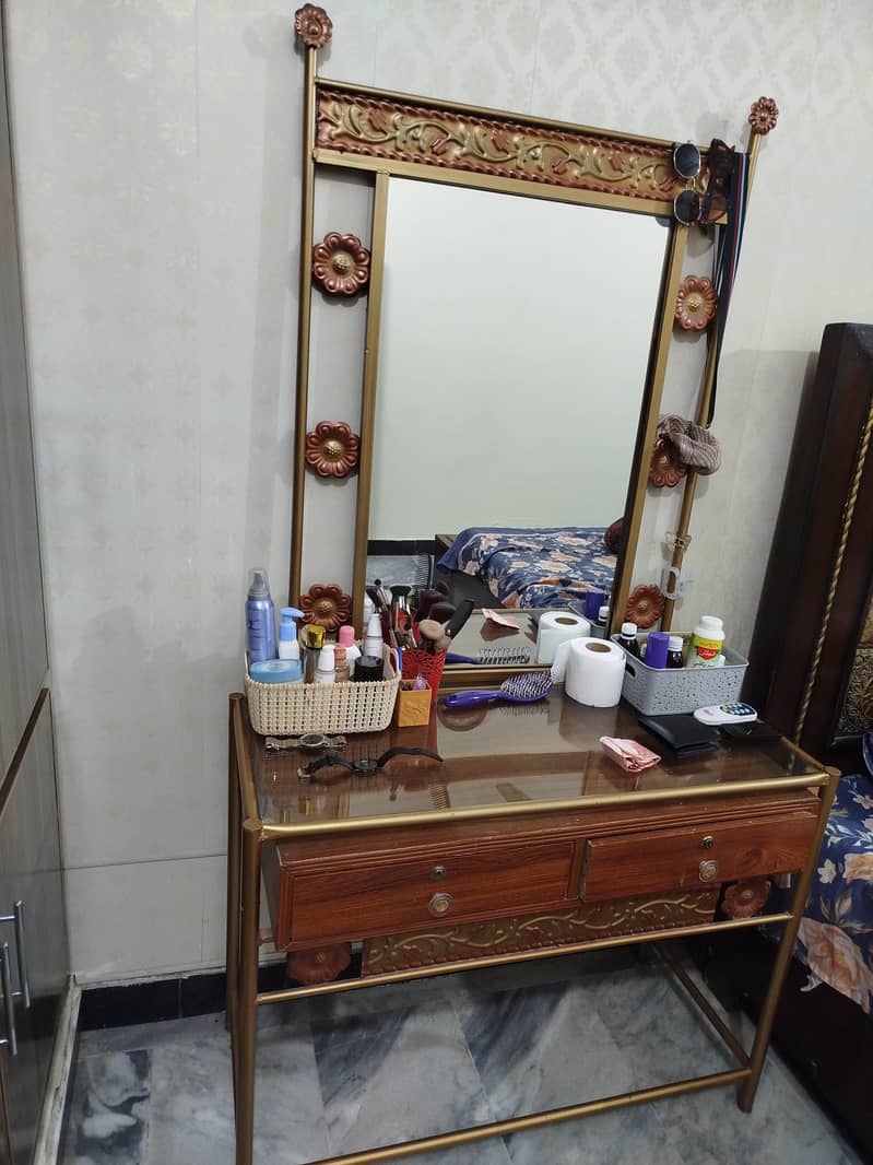 dressing table iron 1
