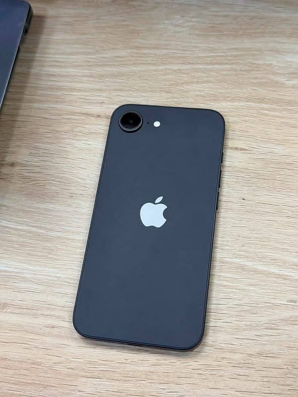 Apple iPhone 16e 0