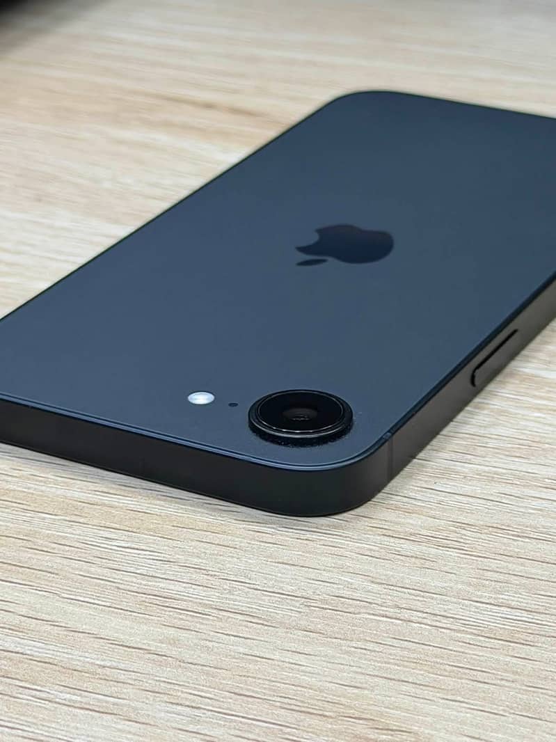 Apple iPhone 16e 1