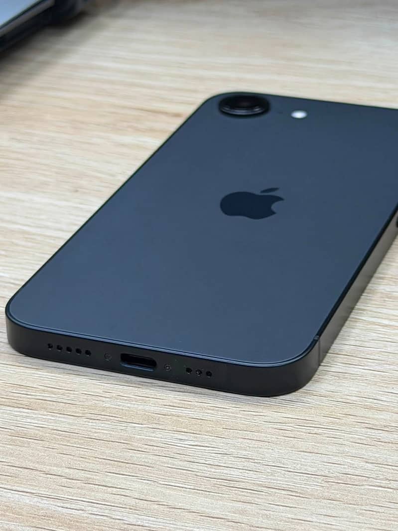 Apple iPhone 16e 2