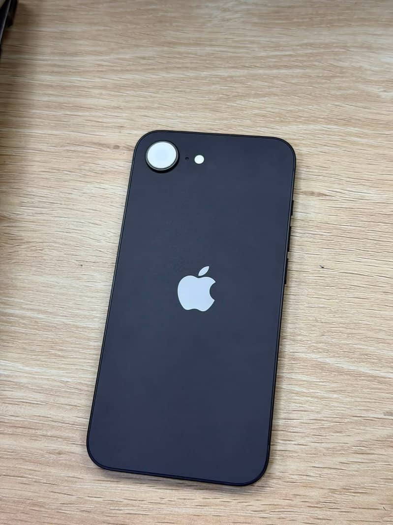 Apple iPhone 16e 3