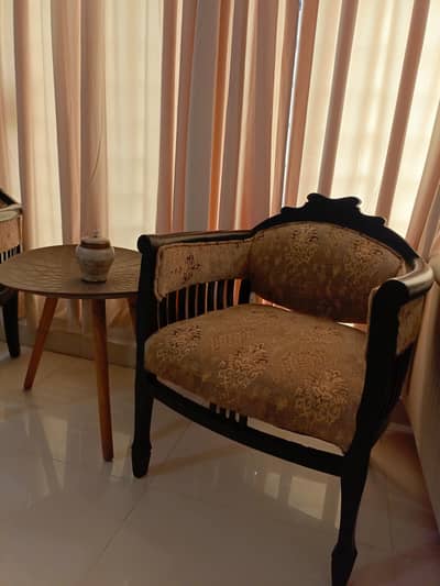 Cushioned sofa chair suitable for drawing room