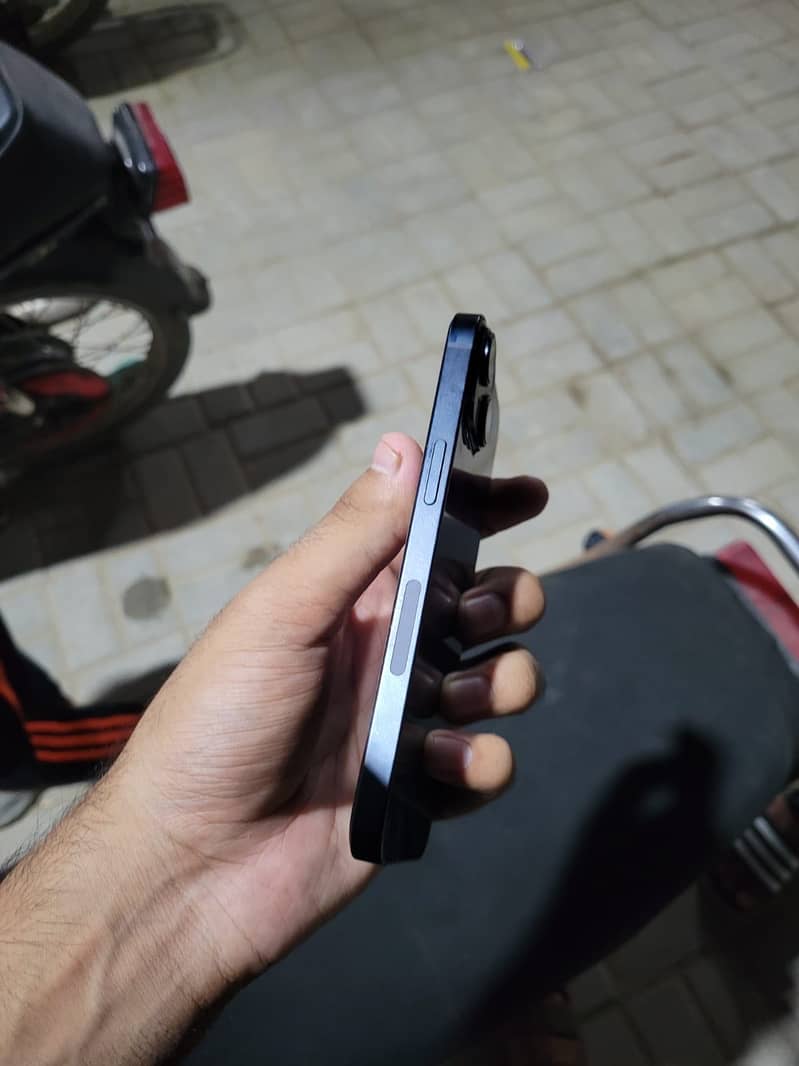 Apple iPhone 14 3