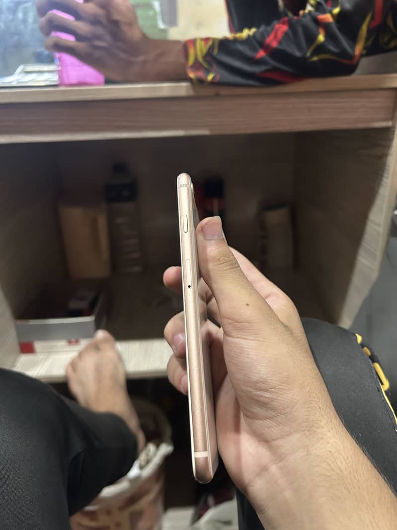 Apple iPhone 8 Plus 5