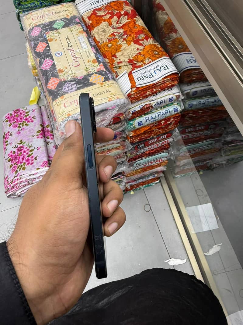 Apple iPhone 13 2