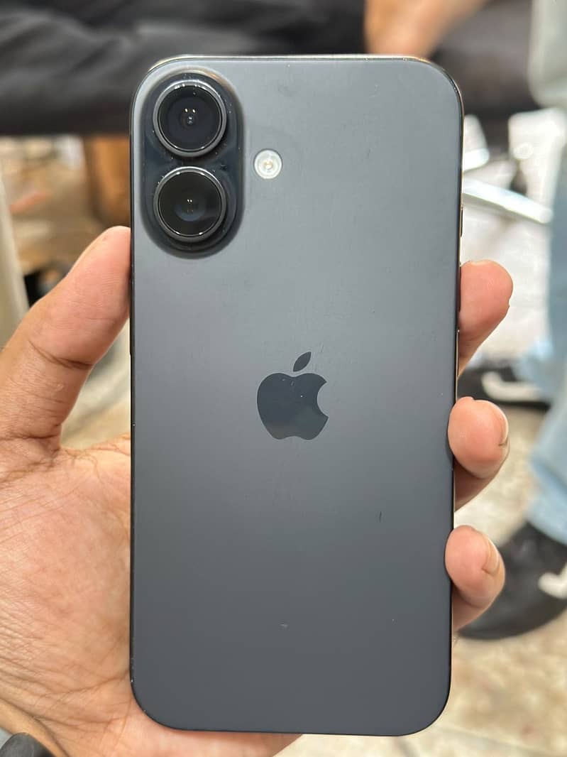 Apple iPhone 16 2