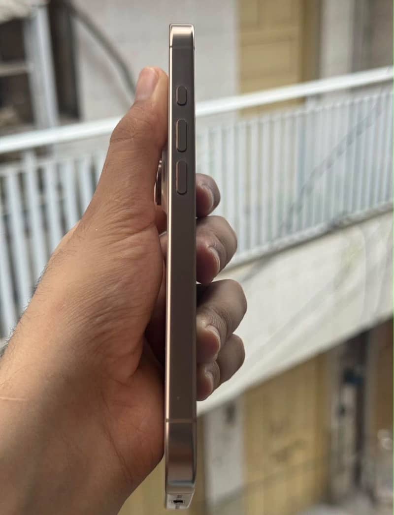 Apple iPhone 16 Pro 0