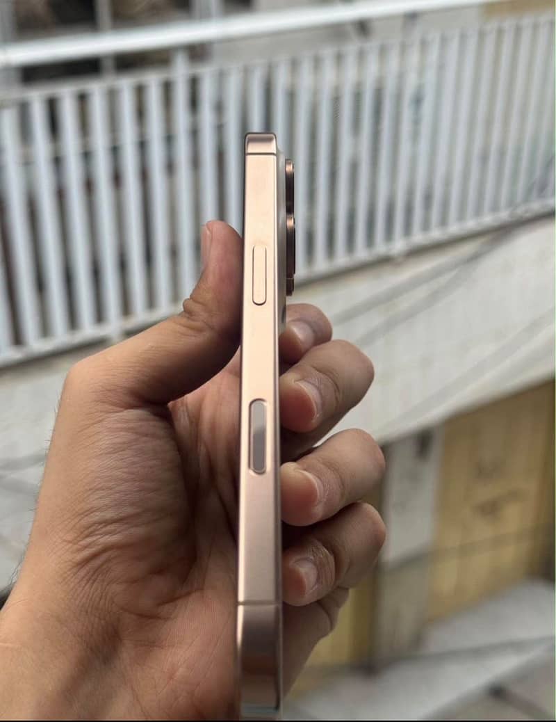 Apple iPhone 16 Pro 1