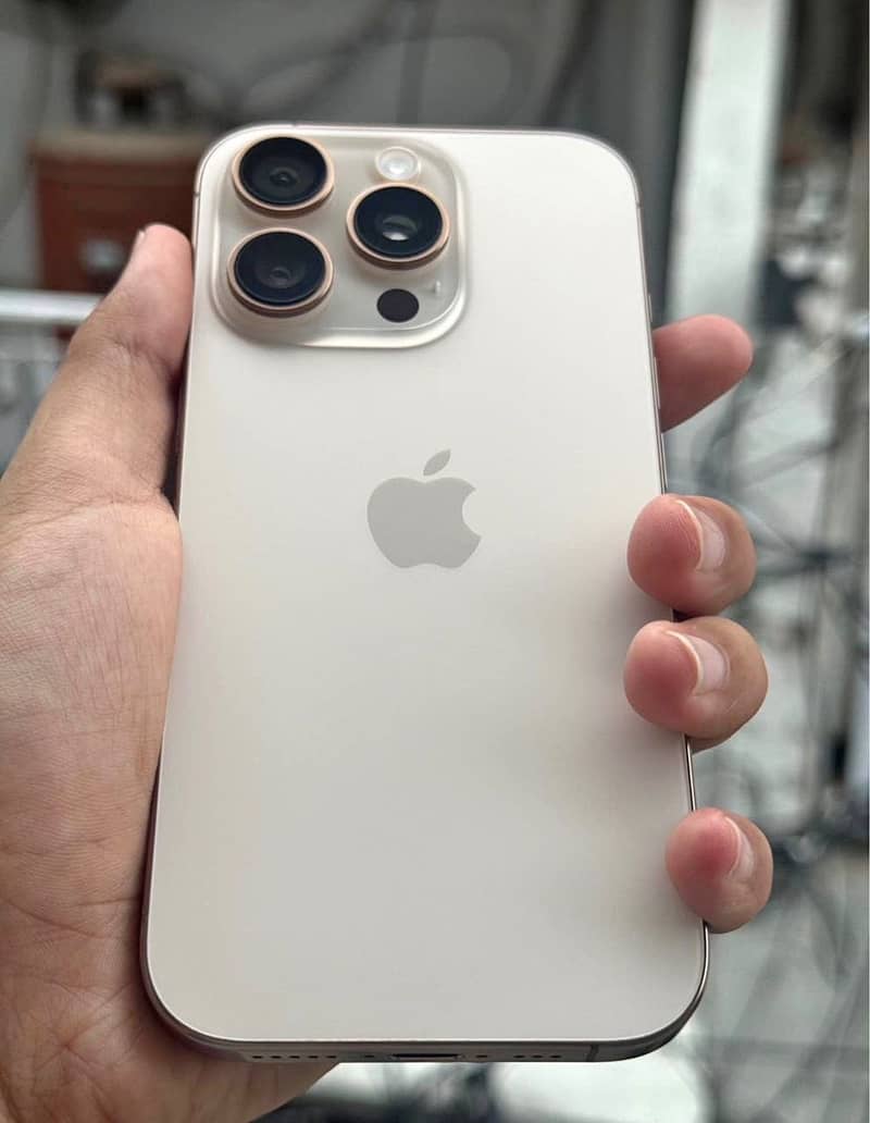 Apple iPhone 16 Pro 3