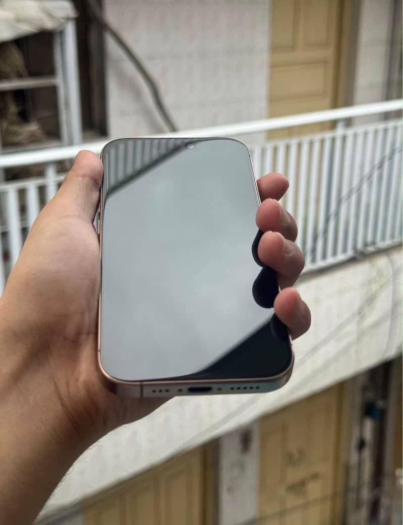 Apple iPhone 16 Pro 4