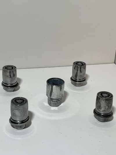wheel nut with key