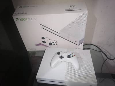 xbox ones s with one controller with box