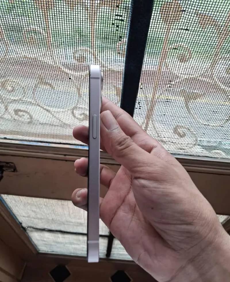 Apple iPhone 13 2