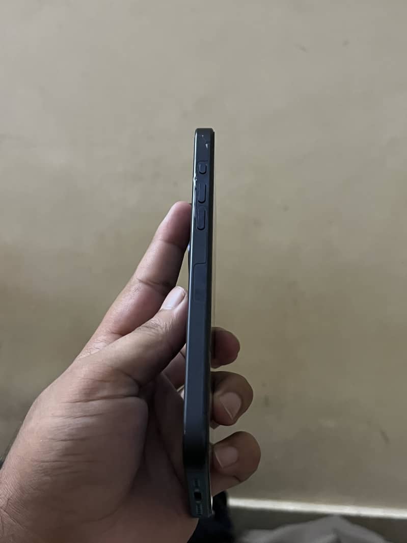 Apple iPhone 15 Pro Max 2