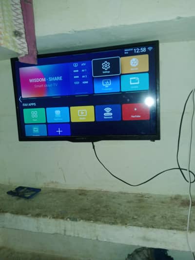 I am selling 32 inch lcd android peanl