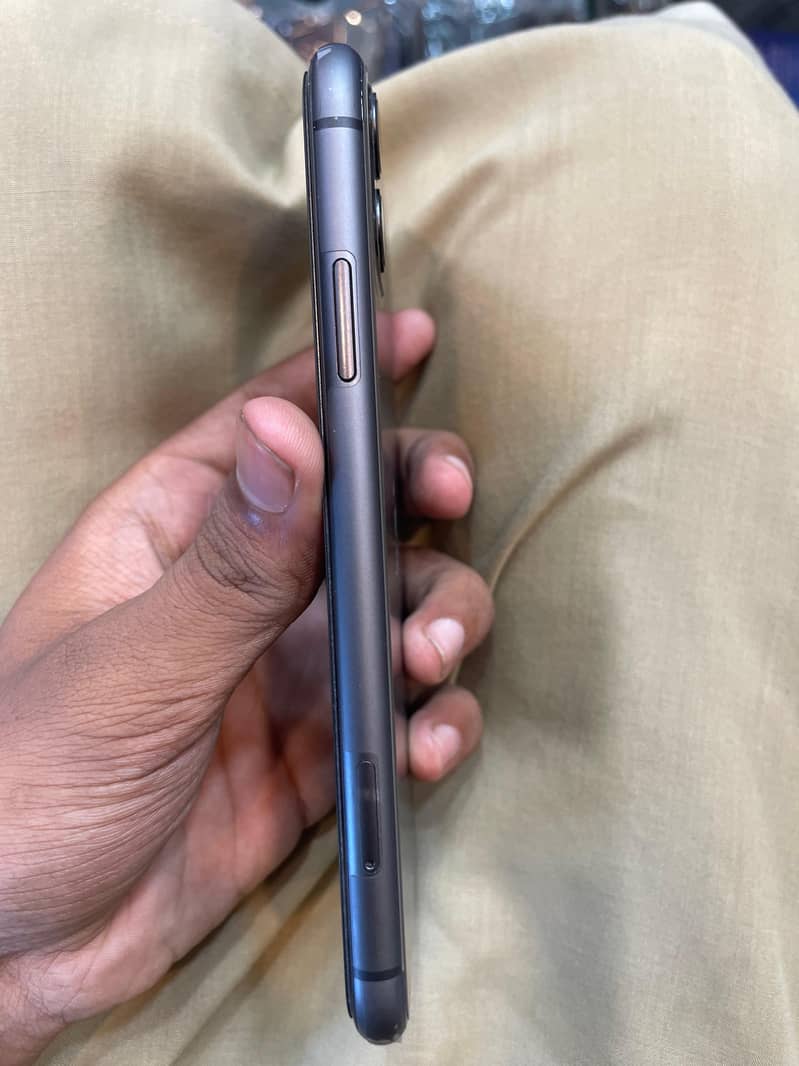 Apple iPhone 11 4