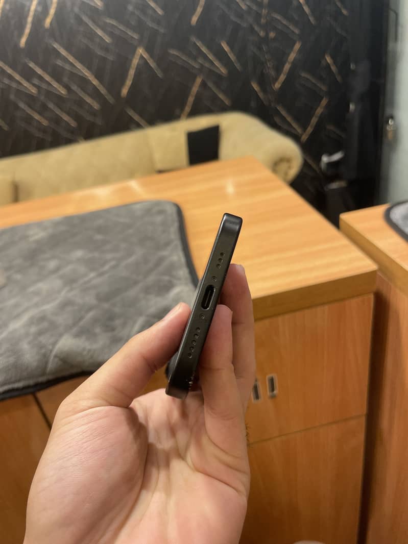 Apple iPhone 15 4