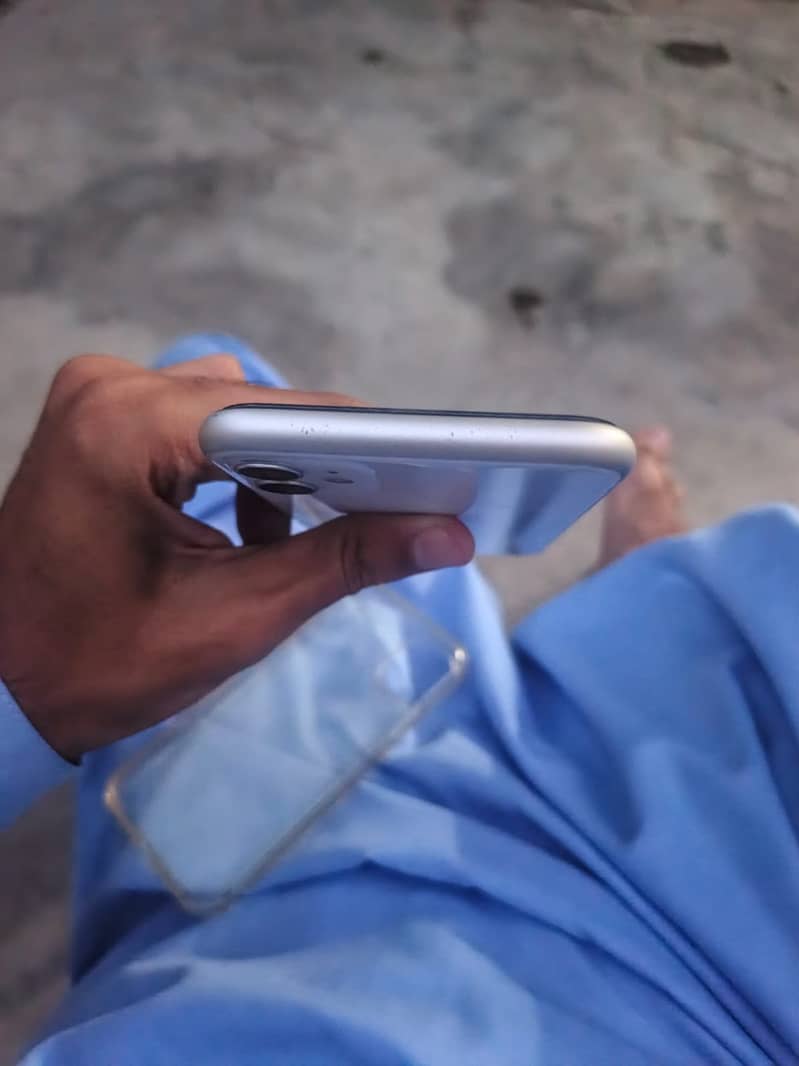 Apple iPhone 11 3