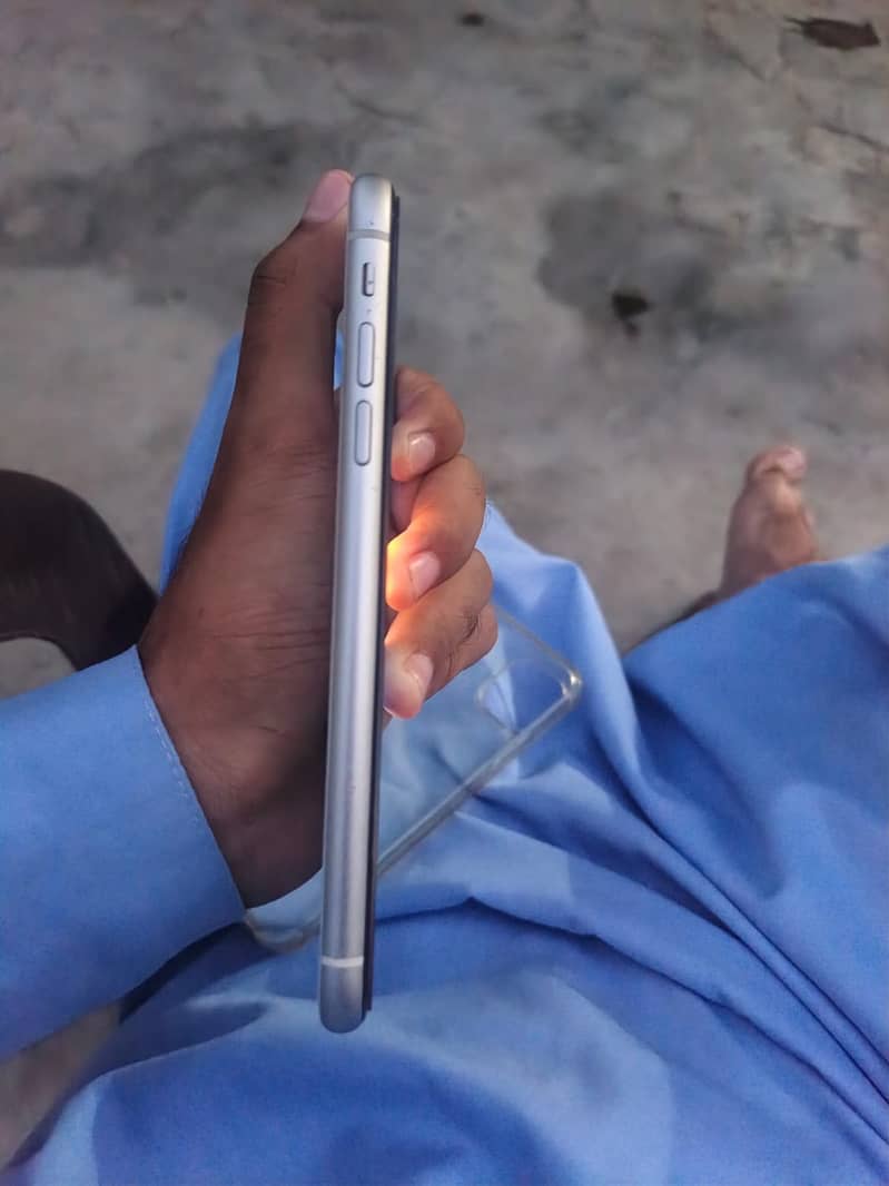 Apple iPhone 11 4