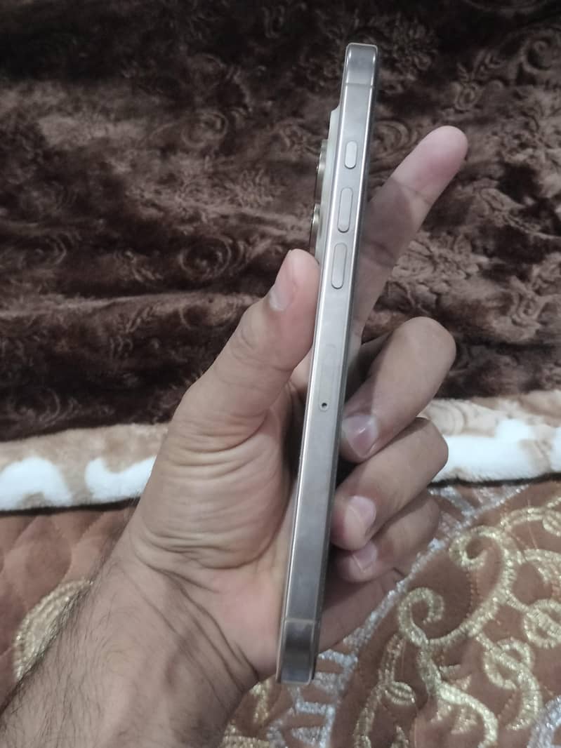 Apple iPhone 16 Pro Max 3