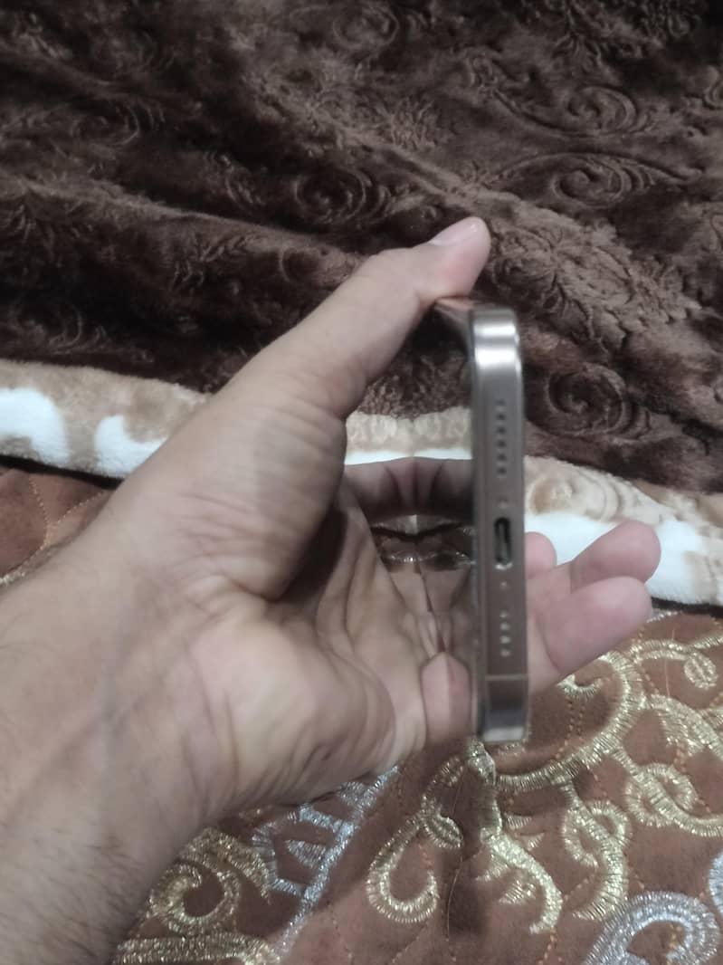 Apple iPhone 16 Pro Max 4