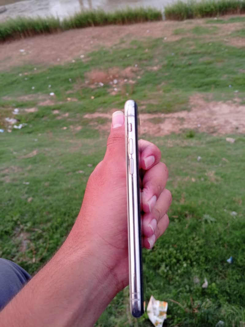 Apple iPhone X 4