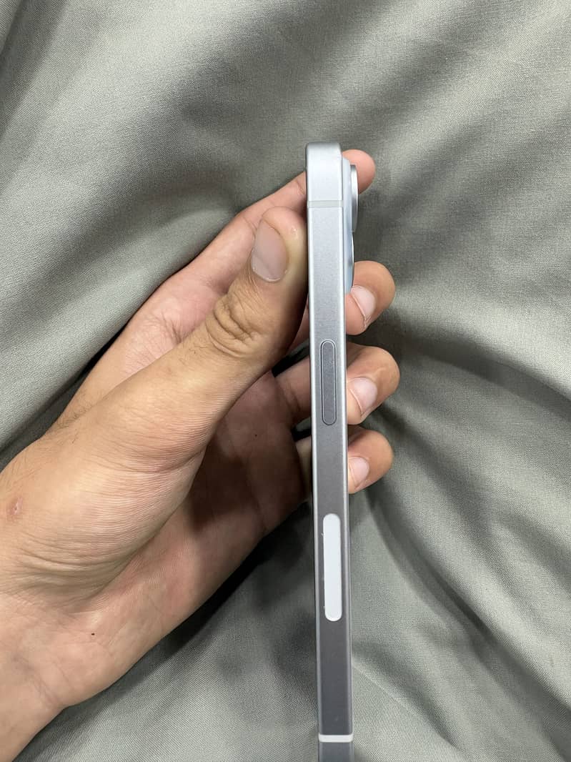 Apple iPhone 15 4