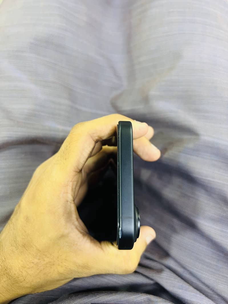 Apple iPhone 16 2
