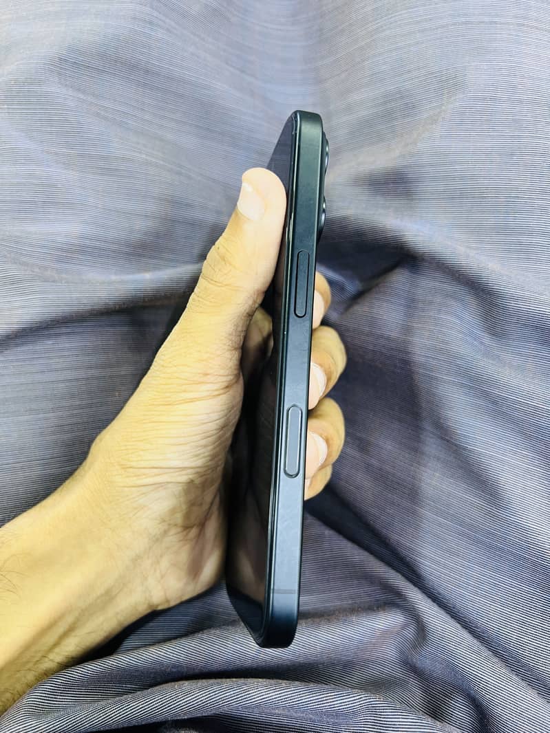 Apple iPhone 16 4