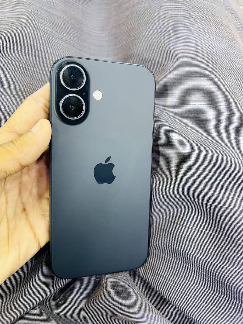 Apple iPhone 16 7