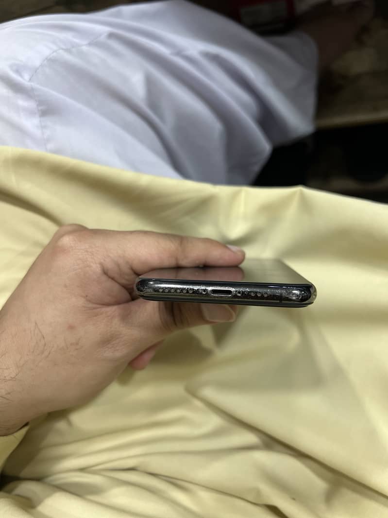 iPhone Xs 4