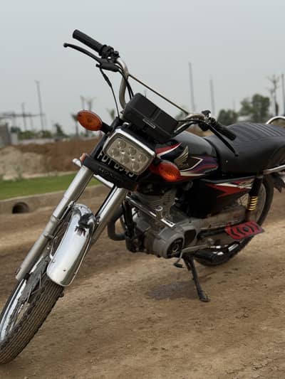 Honda cg 125cc) model 2017 . Condition  well