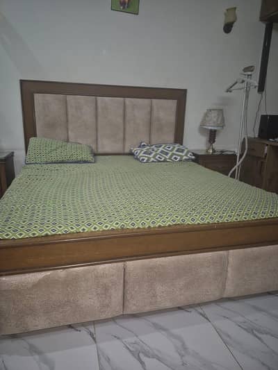 selling Bed set with 2 side tables and dressing