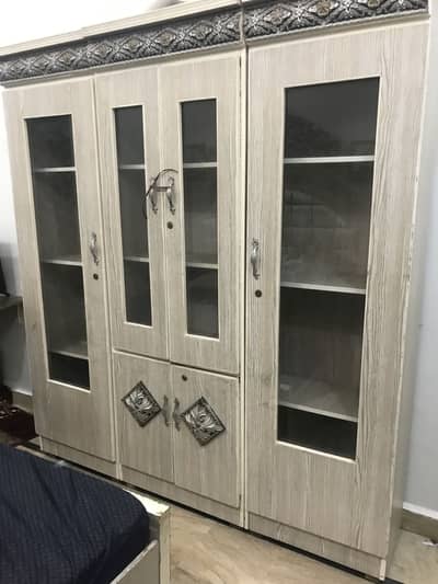 Dressing & divider for urgent sale