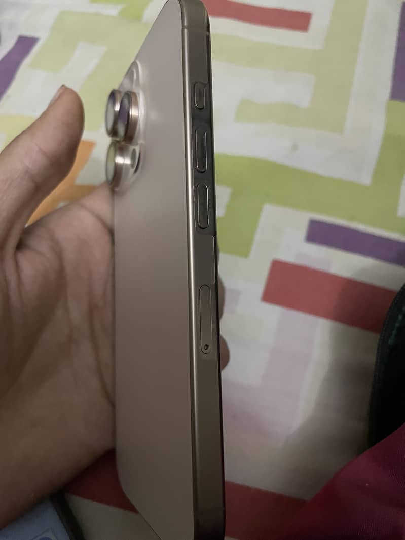 Apple iPhone 16 Pro 3